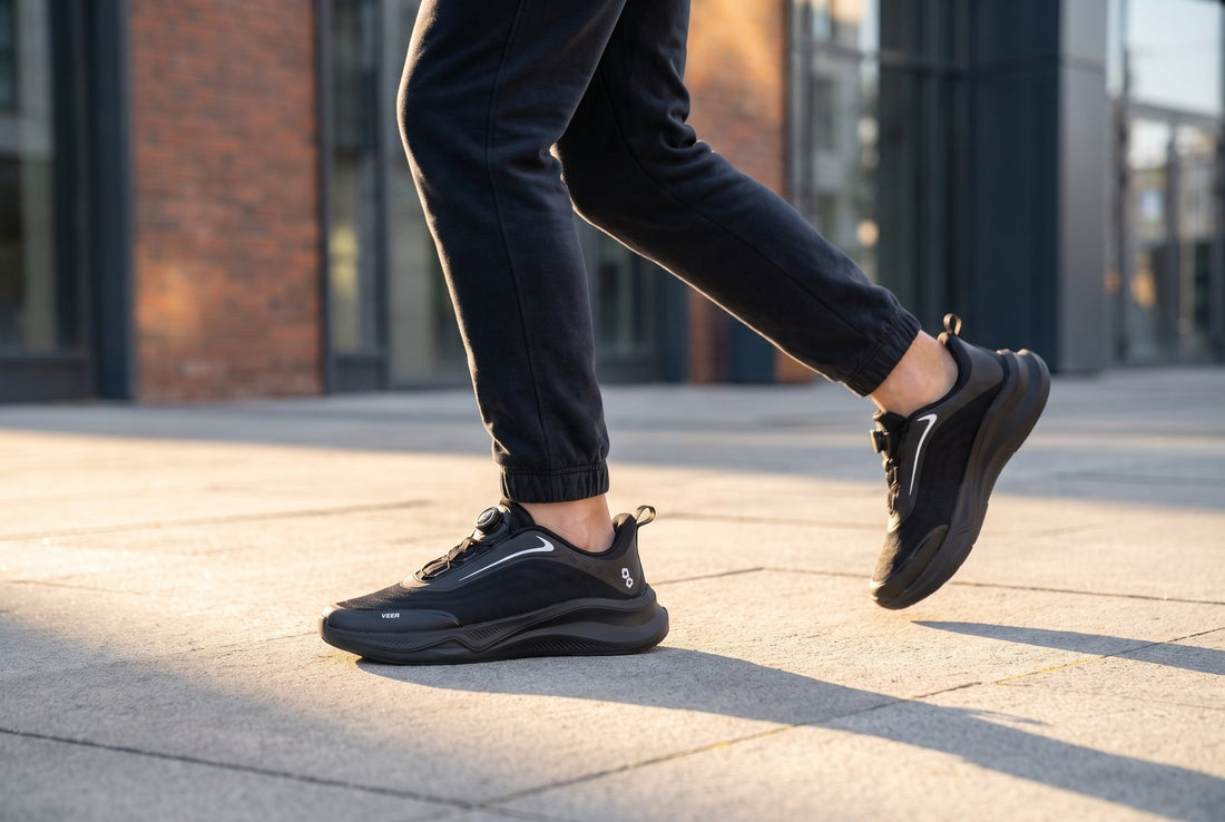 Sneaker Veer negru surprins în mișcare pe stradă